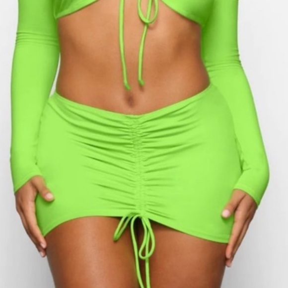 ☘️SKIMS RECYCLED SWIM RUCHED MINI SKIRT COVERUP IN NEON GREEN SIZE 4X - Picture 2 of 6